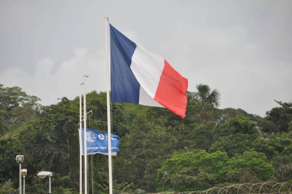 Bandeira francesa tremula no Centro Espacial em Kourou - Guiana  Francesa